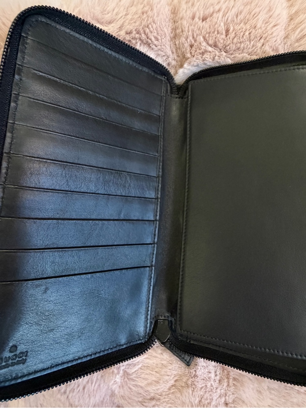 Gucci Black Leather Wallet with Embossed Logo - Picture 3 of 16